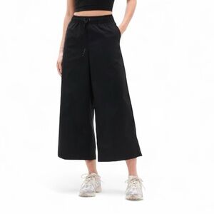 NWOT - Athleta Midday Mid Rise Crop Poplin
Pant - Black - Size M